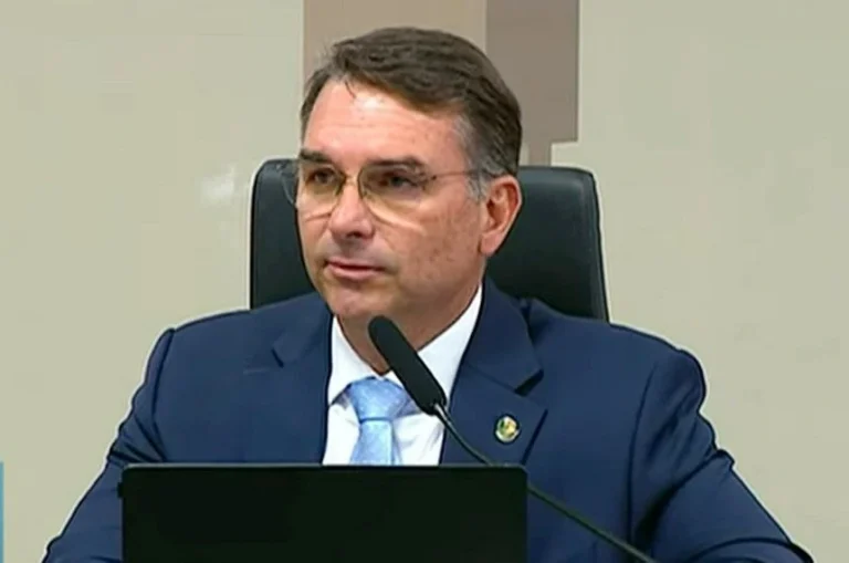 Campanha de Flávio avalia respostas jurídicas sobre áudio a Vorcaro