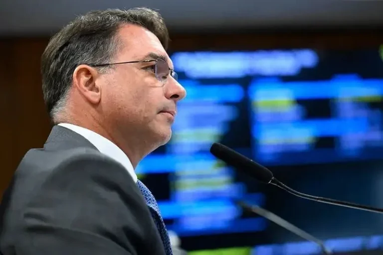 Flávio ajusta discurso na segurança e abraça redução penal
