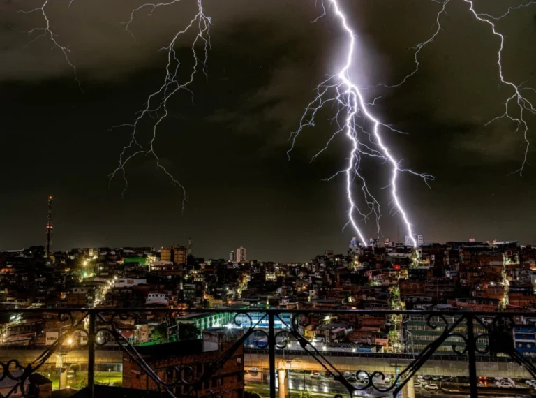 Chuva forte: mais de 2 mil raios foram registrados no RJ nesta quarta (20)