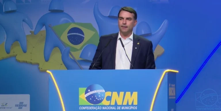 Flávio critica escala 6×1 e propõe jornada flexível em evento com prefeitos