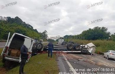 Caminhão de batata doce tomba e causa engavetamento no interior de SP