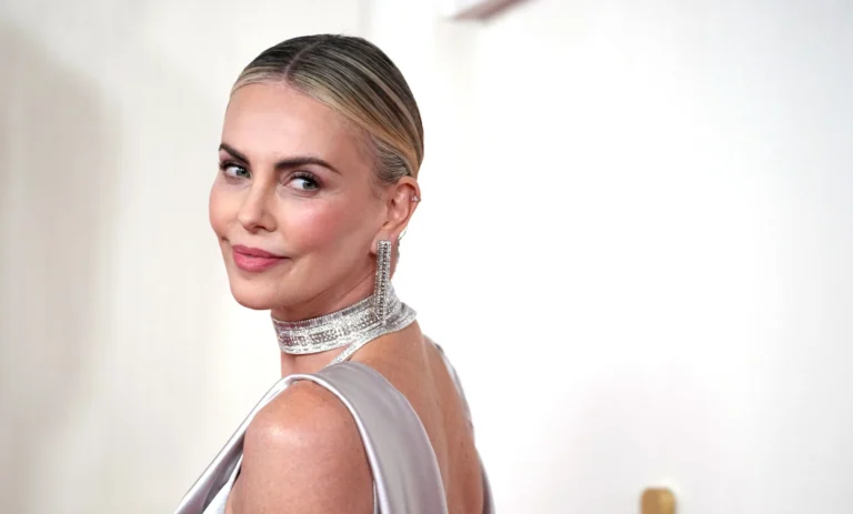 Charlize Theron expõe dificuldade ao viver deusa grega: “Brutal”