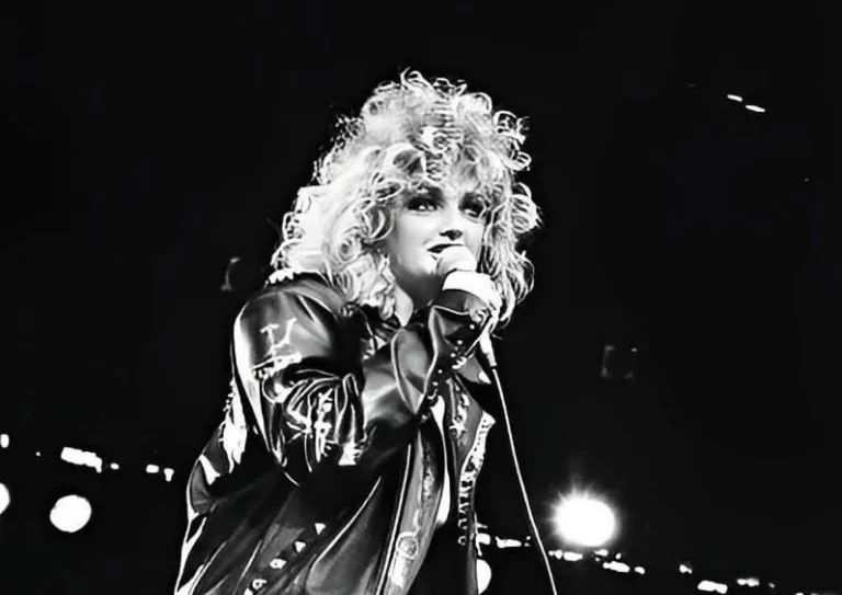 Em coma, Bonnie Tyler sofre parada cardiorrespiratória e é reanimada