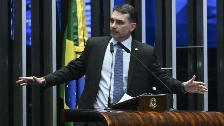 Campanha de Flávio avalia troca de marqueteiro