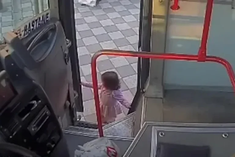 Menina de 2 anos foge da família e embarca em ônibus sozinha. Veja o vídeo
