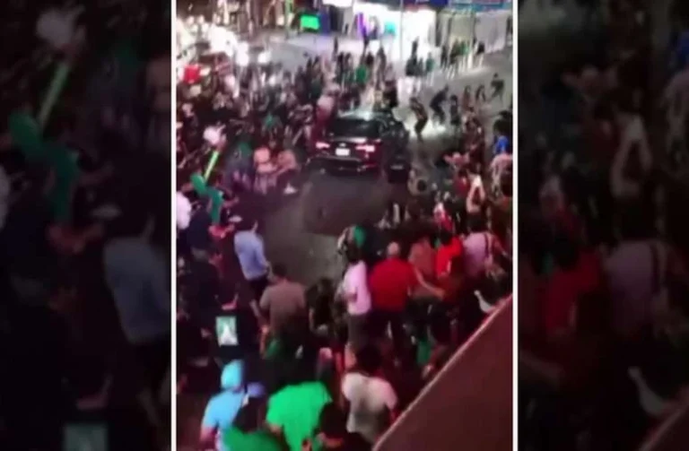 Motorista atropela multidão que comemorava vitória do México e deixa 17 feridos