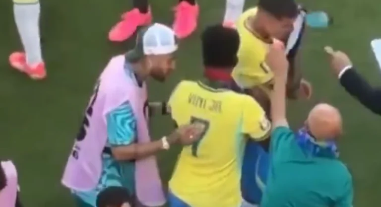 No banco, Neymar orienta Vini Jr. e Bruno Guimarães durante jogo; veja