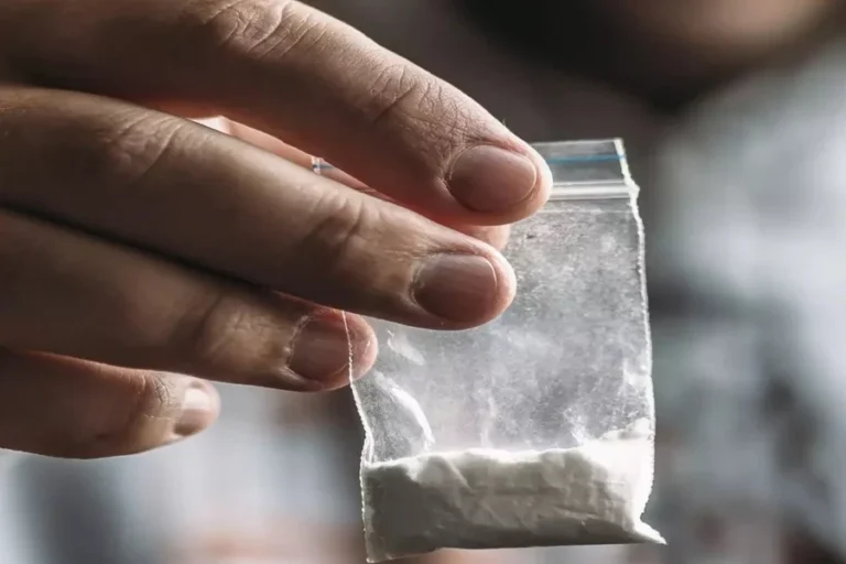 Mulher diz ter sido agredida após jogar cocaína do namorado no lixo