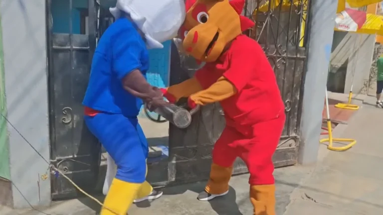 Vídeo: Policiais do Peru se fantasiam de mascote da Copa e prendem homem
