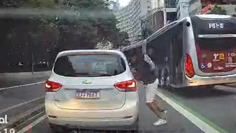 Vídeo: homem furta celular dentro de carro em avenida movimentada de SP
