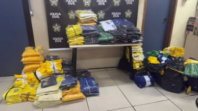 Ônibus com camisas falsas de times cariocas e seleção é interceptado