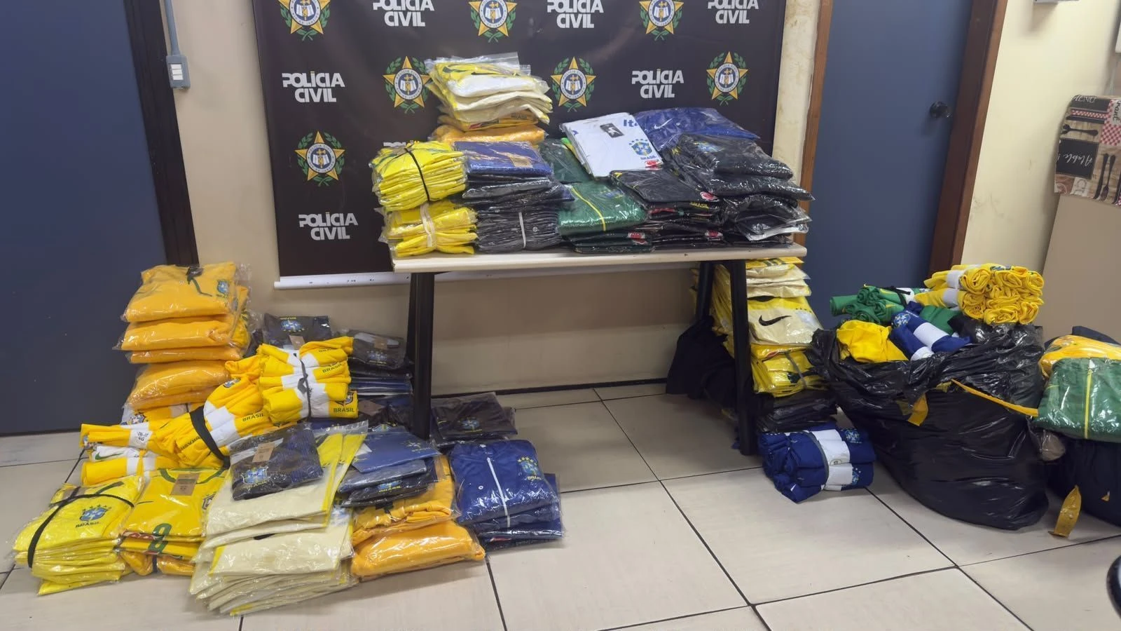 Ônibus com camisas falsas de times cariocas e seleção é interceptado