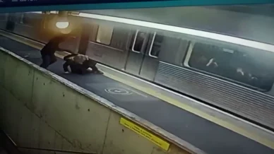 Vídeo mostra homem perseguindo e espancando mulher em estação do Metrô