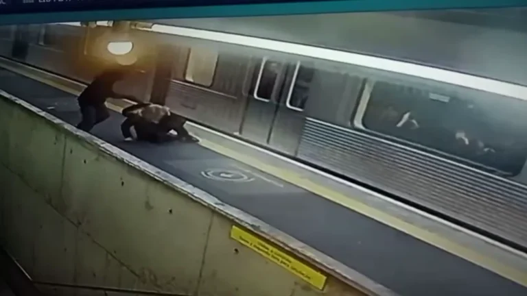 Vídeo mostra homem perseguindo e espancando mulher em estação do Metrô