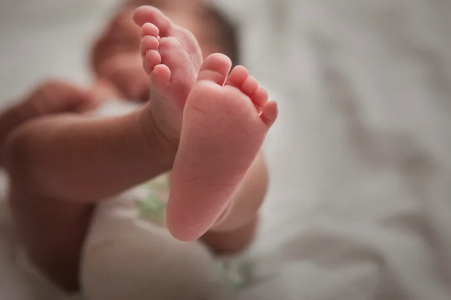 Mãe é condenada após levar bebê de 16 dias a bar e abandonar criança