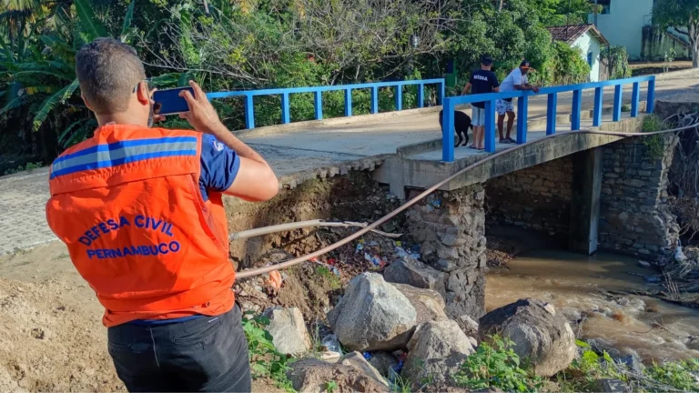 Chuvas em Pernambuco deixam mais de 2,5 mil pessoas desalojadas