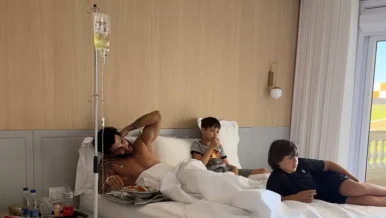 Tratando intoxicação, Gusttavo Lima assiste jogo tomando remédio na veia