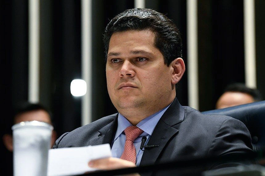 Alcolumbre cita presunção de inocência e oferece “solidariedade” a Jaques