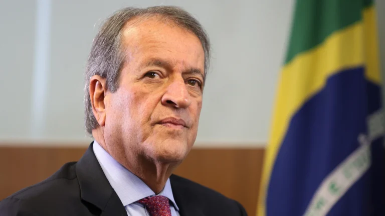 Valdemar antecipa retorno ao Brasil para reunião com Michelle e Flávio