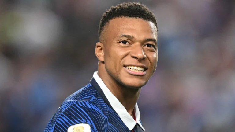 Mbappé lidera homenagem da seleção francesa a Deschamps após perda da mãe