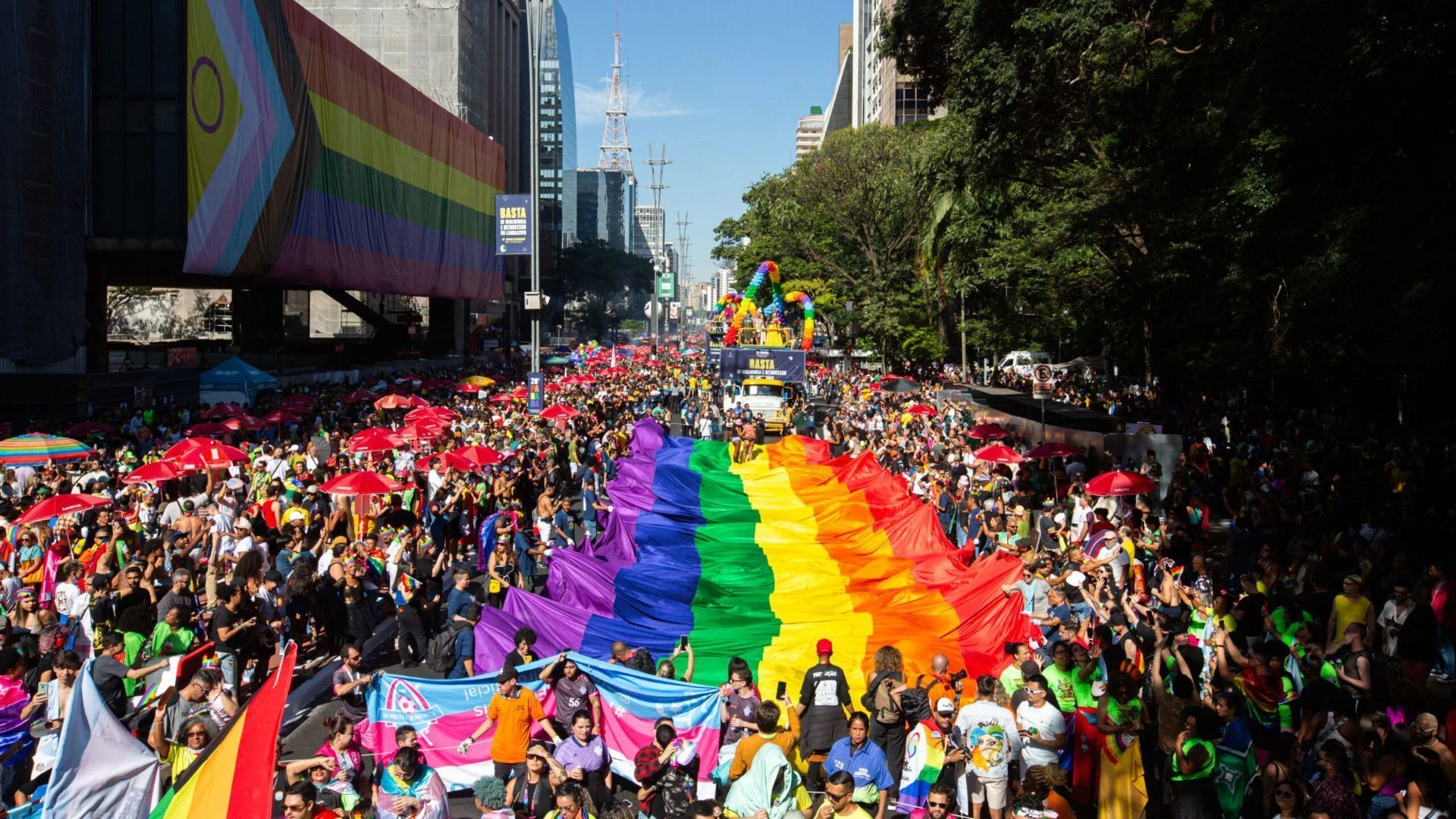 Parada do Orgulho LGBT+ 2026: 10 músicas que não podem faltar no evento