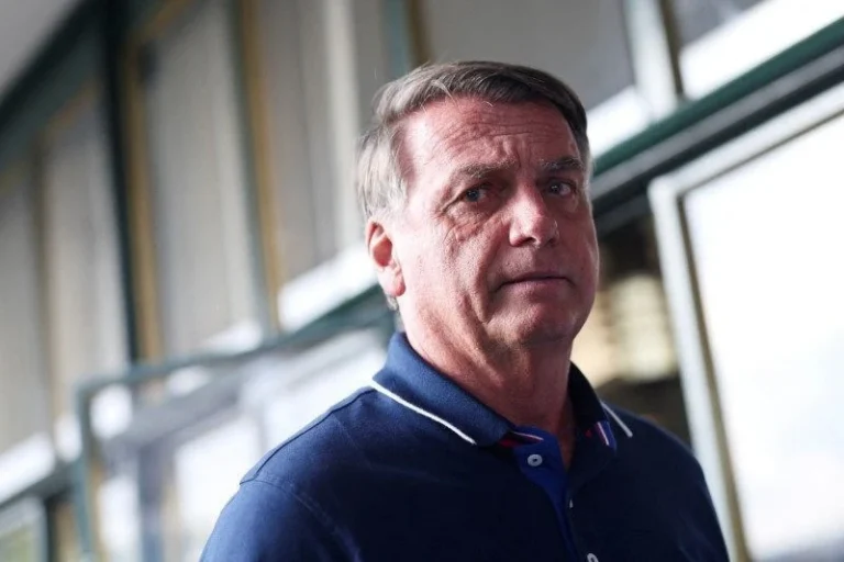 STF aguarda explicações de Bolsonaro sobre arma apreendida em blitz