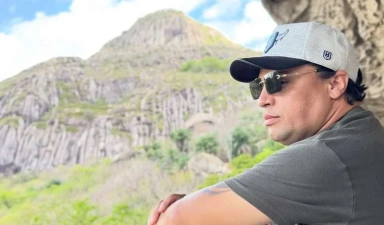 Filho de ex-Cavaleiros do Forró Neto Araújo sofre acidente de carro, um dia após morte do pai e na estrada para o velório; saiba estado de saúde