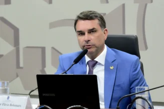 Nos EUA, Flávio participa hoje de audiência pública sobre tarifaço