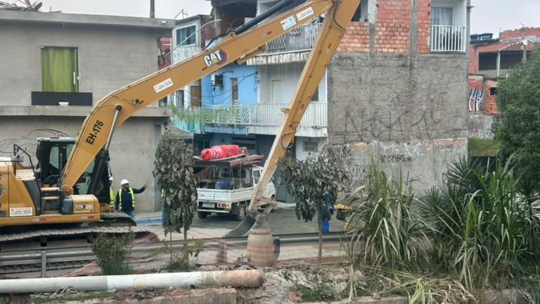 Duas casas são liberadas após interdição por cratera em Osasco (SP)