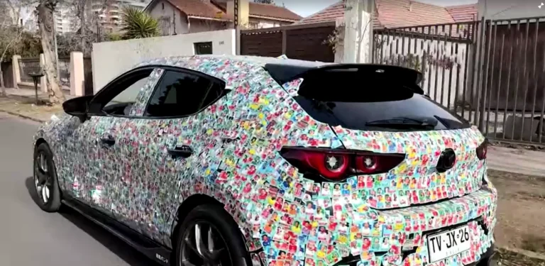 Torcedor chileno transforma carro em álbum de figurinhas da Copa