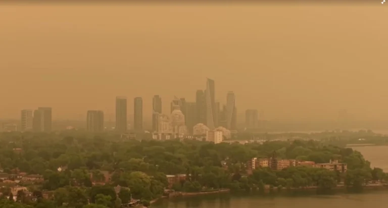 Canadá tenta resgatar moradores de comunidade remota em meio a incêndios