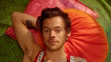 Antes dos shows, Harry Styles é flagrado na Liberdade, em SP; veja