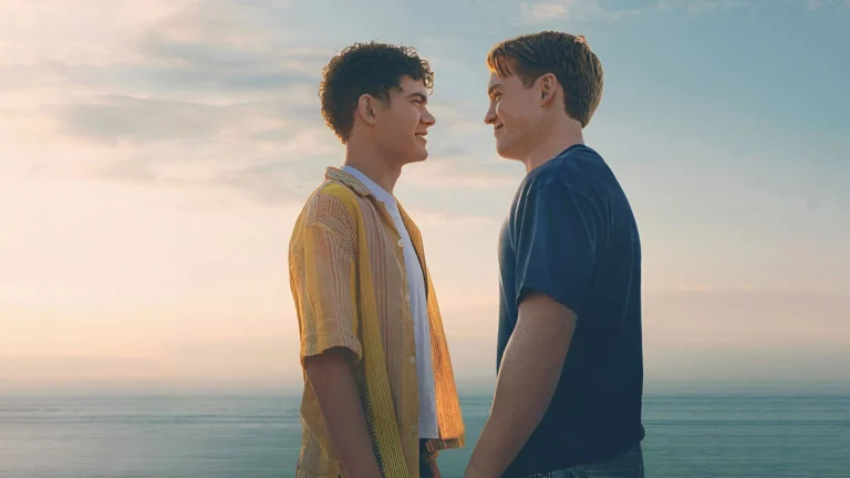 Ator de “Heartstopper” reage após mãe assistir a cena quente de novo filme