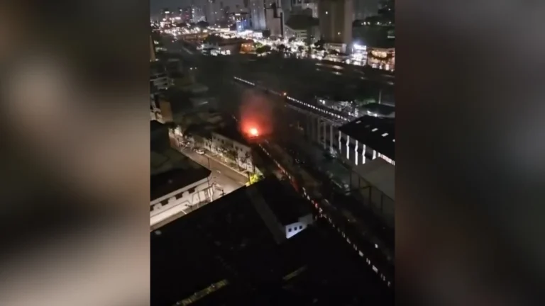 Prefeitura de SP suspende rodízio de carros após incêndio em trem