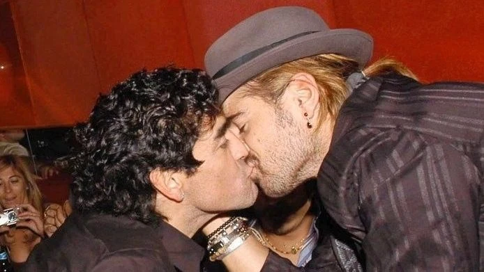 Gênero não importa, diz Colin Farrell sobre beijo em “ídolo” Maradona