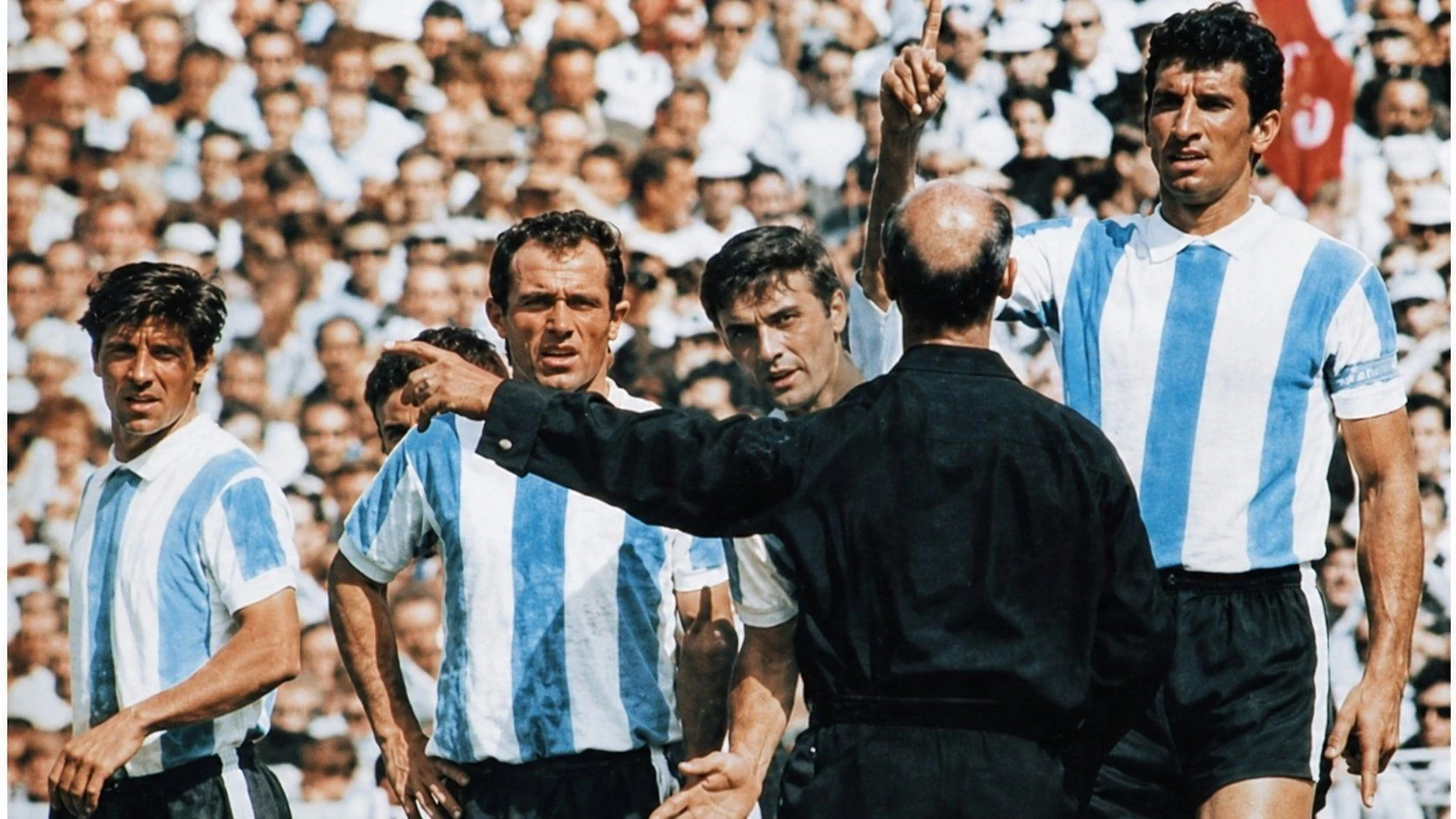 Confronto entre Inglaterra e Argentina deu origem aos cartões no futebol