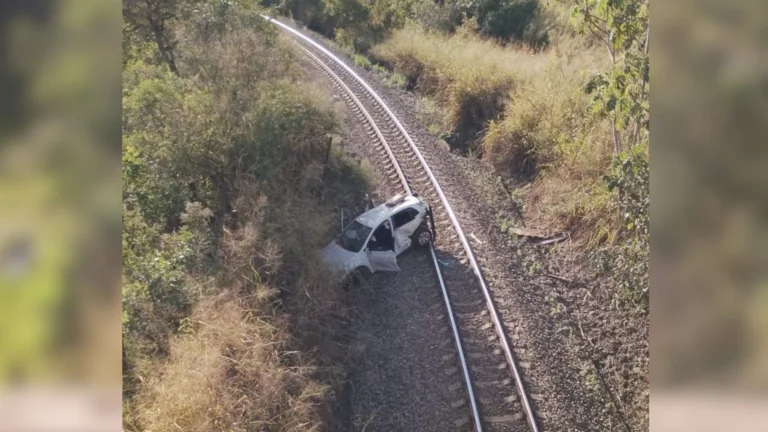Carro cai em trilho de trem após sair de pista e deixa quatro feridos em MG