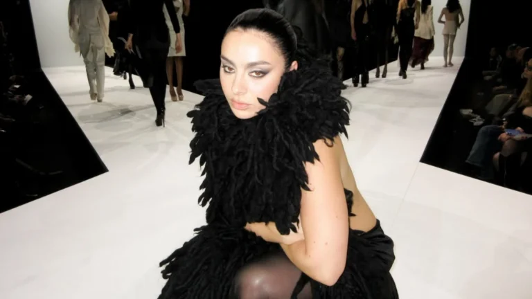 Charli XCX anuncia audição de “Music, Fashion, Film” em São Paulo