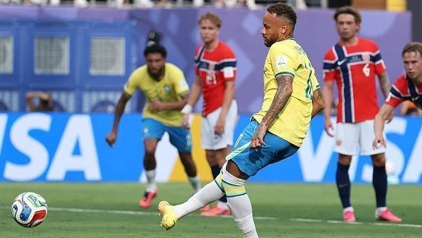 Web reage à provocação de Neymar a goleiro da Noruega na Copa: “Papelão”