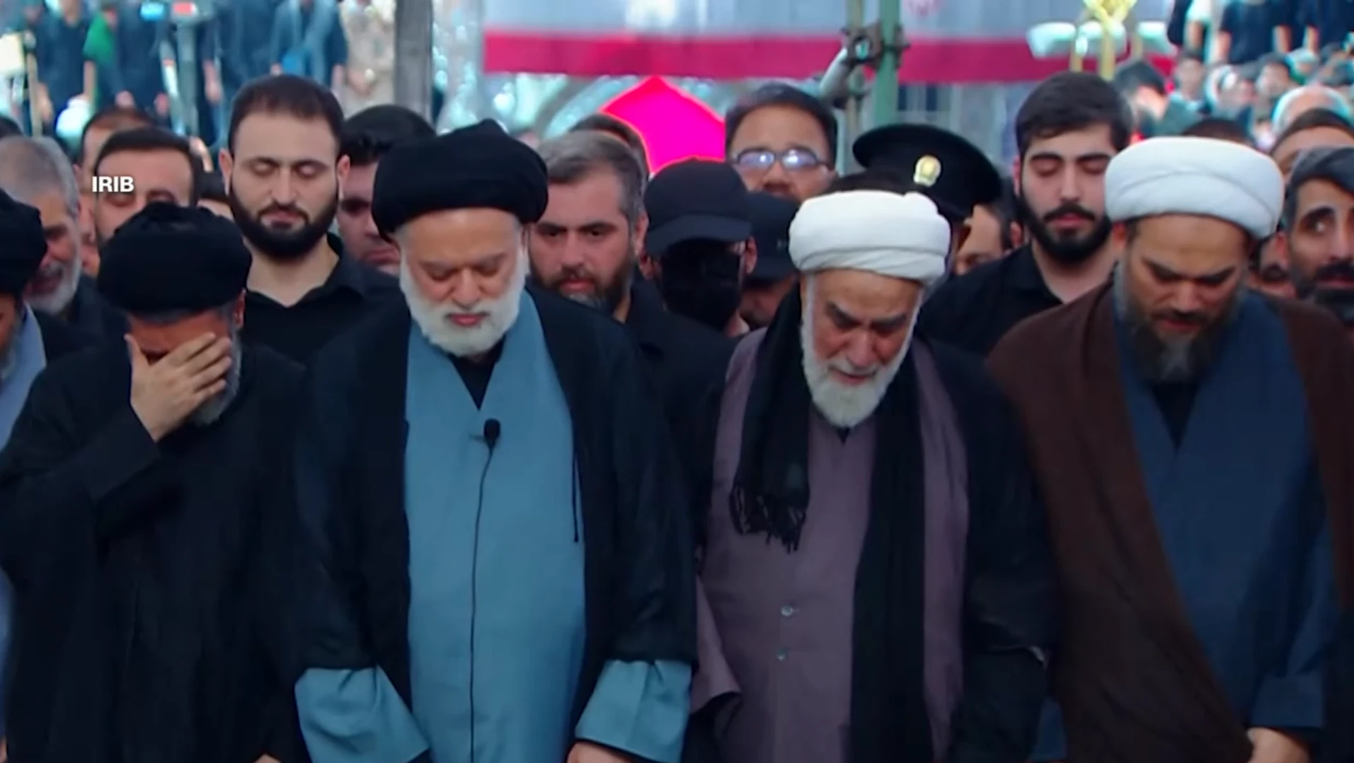 Com ausência de líder, rosto oculto no funeral de Khamenei aumenta mistério