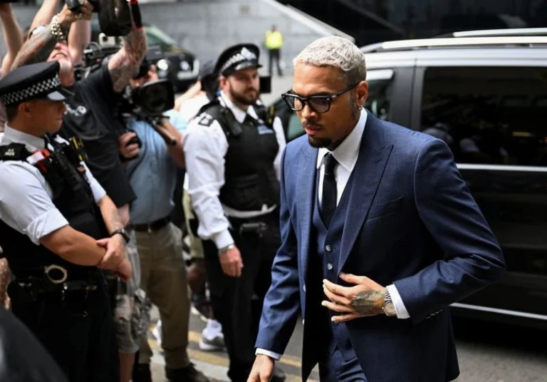 Chris Brown deve pagar R$ 67 milhões a funcionária por ataque de cachorro