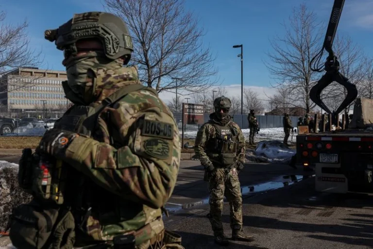 Trump afirma que ICE não suspenderá abordagens de trânsito após mortes