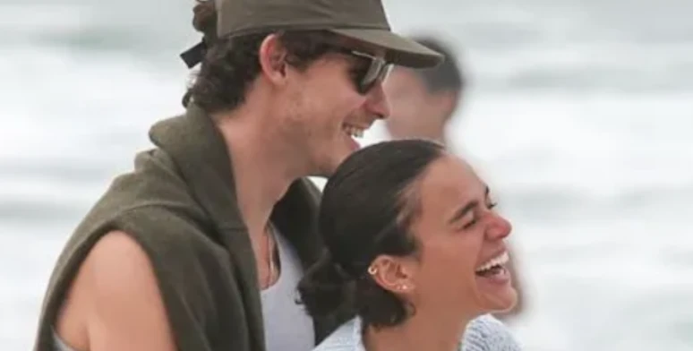 Bruna Marquezine e Shawn Mendes são flagrados curtindo praia no Rio