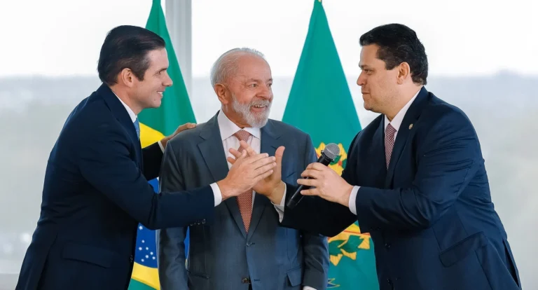 Após Motta, Lula espera aceno de apoio de Alcolumbre