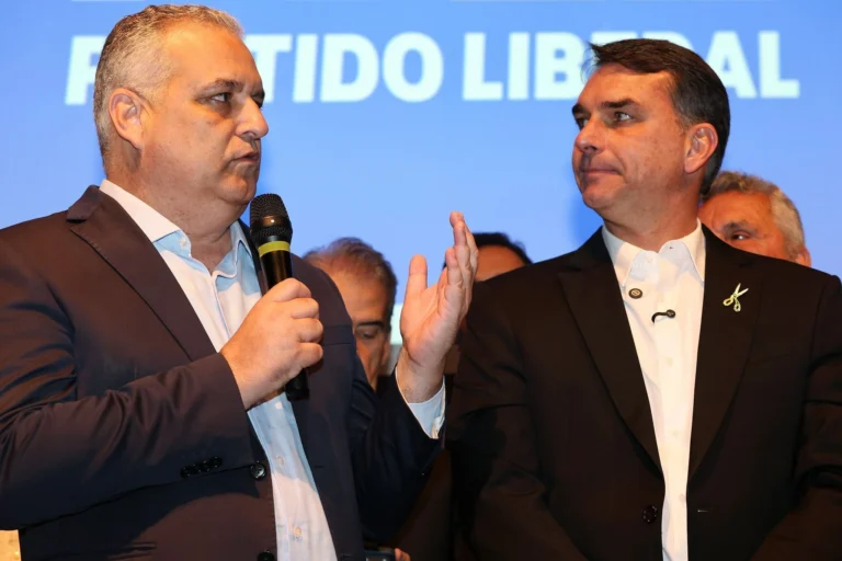 PL deixa brecha em ata e cria “plano B” para vice de Flávio