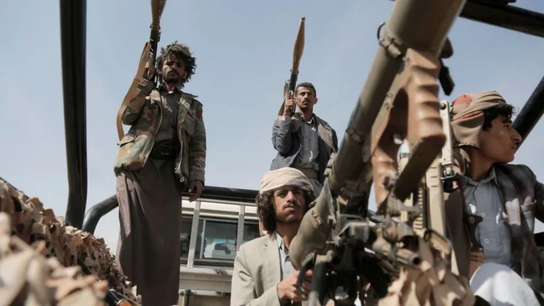 Houthis afirmam atingir aeroporto e refinaria na Arábia Saudita