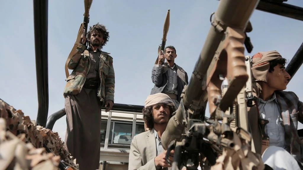 Houthis afirmam atingir aeroporto e refinaria na Arábia Saudita