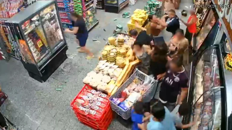 Mulher é morta esfaqueada por companheiro dentro de mercado em São Paulo