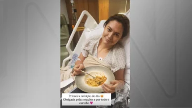 Michelle posta foto no hospital após relato de crises de enxaqueca