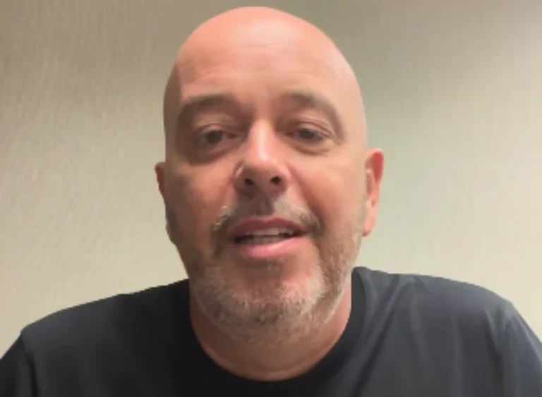Doença de Alex Escobar: o que é a miastenia gravis, condição que afeta a fala e a mastigação